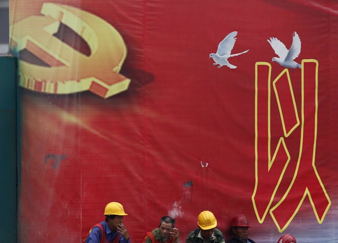 Muro del que cuelga el emblema del Partido Comunista Chino 