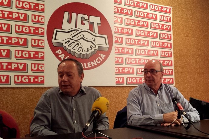 El secretario general de MCA UGT-PV, Ismael Sáez (i), junto a Carlos Romero.