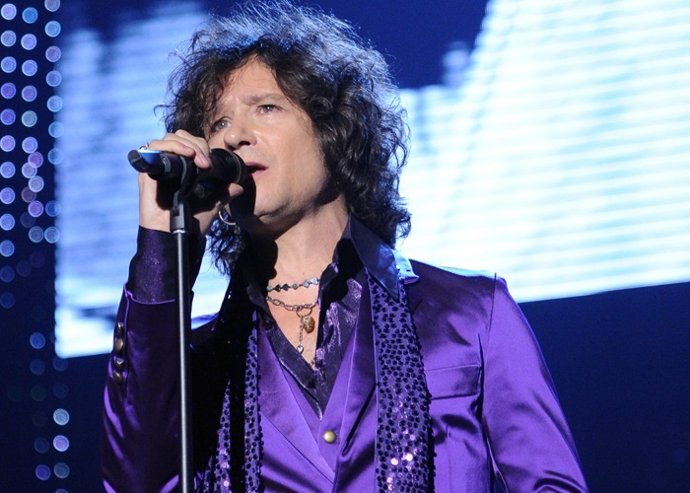 LAS VEGAS, NV - NOVEMBER 14:  Singer Enrique Bunbury onstage during the 2012 Lat