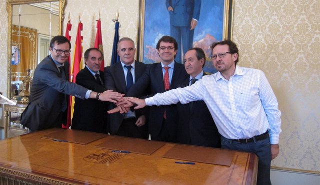 Representantes de los organismos en la firma del acuerdo en Salamanca.