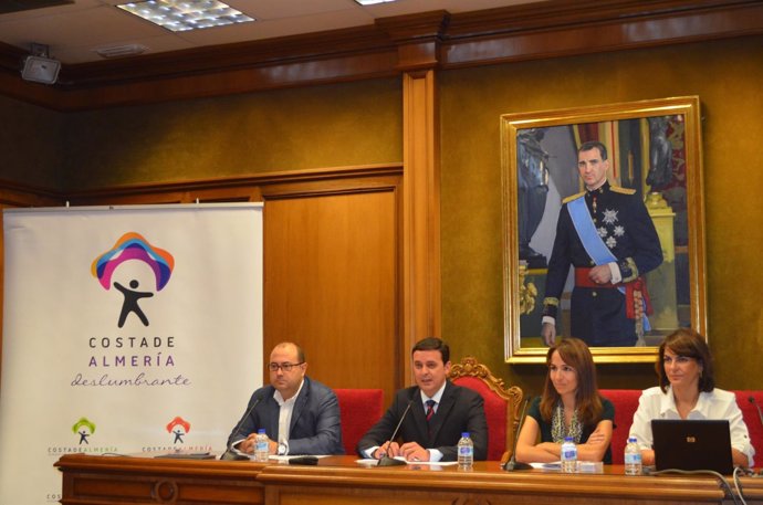 García (PP) mantiene un encuentro con empresarios del sector del turismo activo