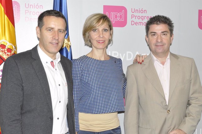 La eurodiputada Beatriz Becerra con Carlos Aparicio y Javier Puy, de UPyD-Aragón