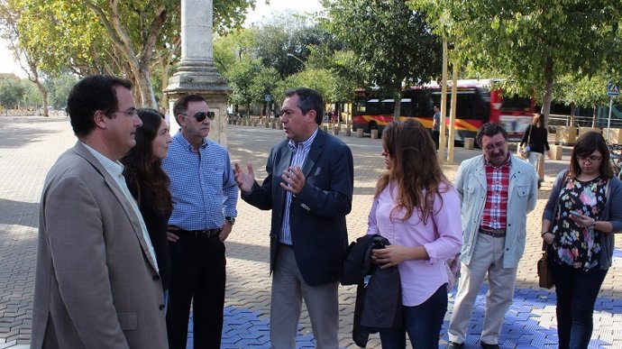 El portavoz municipal del PSOE, Juan Espadas, con vecinos de la Alameda