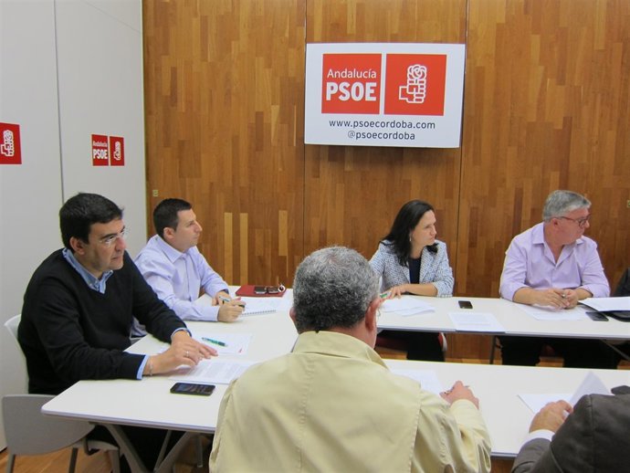 Jiménez (izda.), en la reunión con los regantes