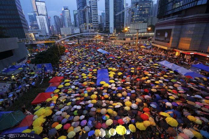 Manifestantes abren sus paraguas en primer mes de protestas