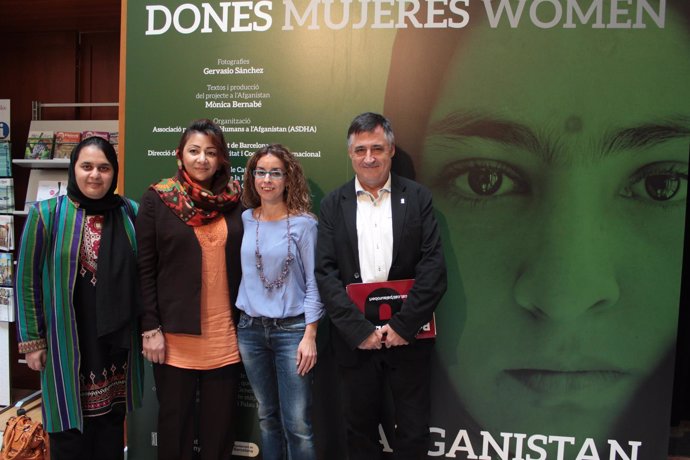 Dos protagonistas con los periodistas Mònica Bernabé y Gervasio Sánchez