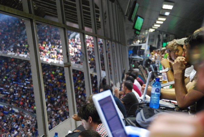 Periodistas Trabajando En La Tribuna De Prensa Del Camp Nou