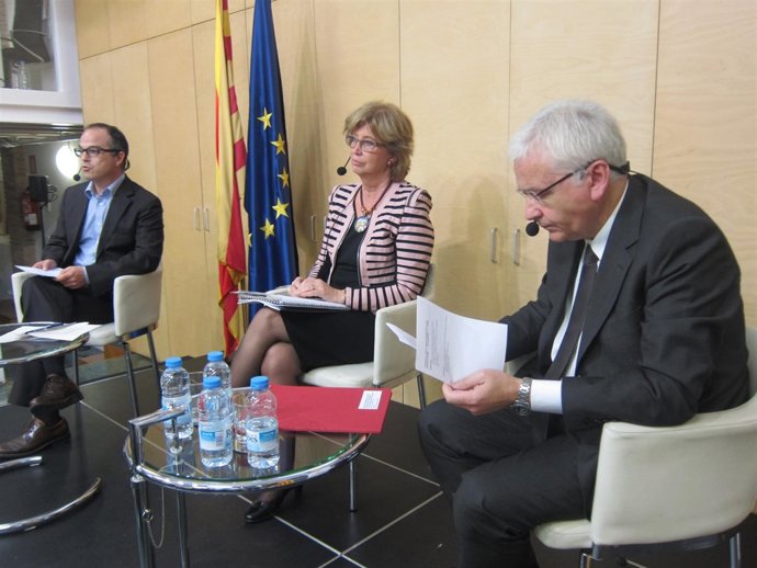 En el centro, la consellera Irene Rigau