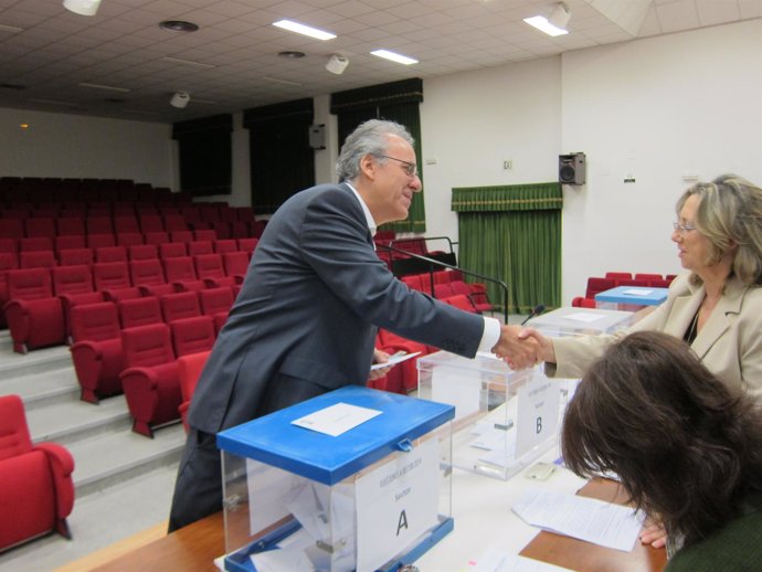 El candidato a rector de la UEx Segundo Píriz vota en Cáceres
