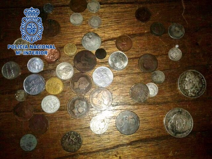 Imagen de las monedas antiguas recuperadas por la Policía Nacional