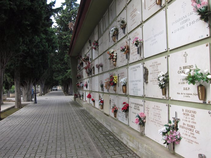 Imagen de flores en el cementerio de Logroño