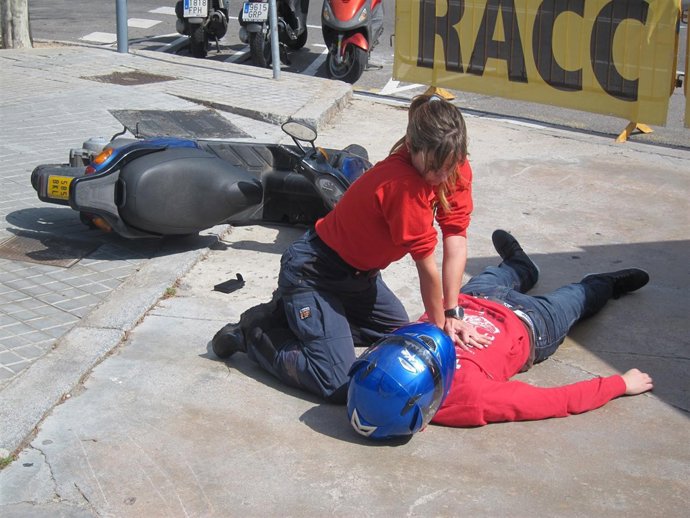 Ejercicio de primeros auxilios en accidente de moto