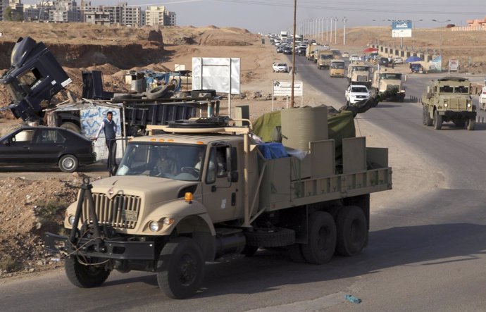 Convoy de peshmergas parte del Kurdistán iraquí hacia Kobani
