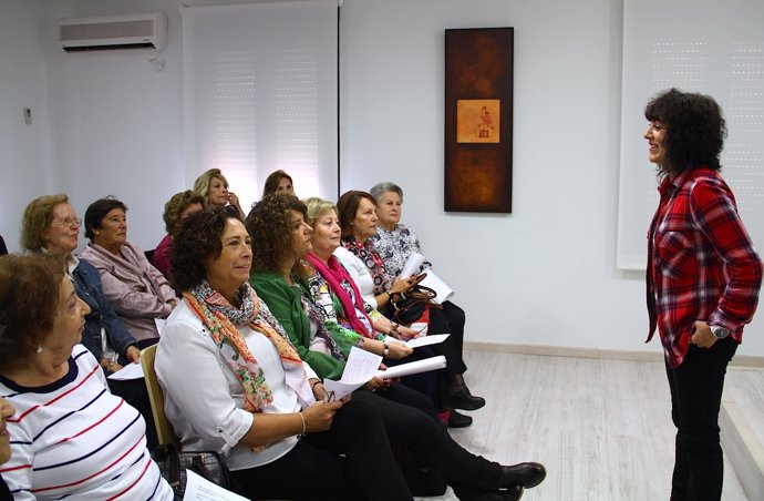 La diputada de Cultura, Elena Tobar, presenta el taller literario para mayores. 