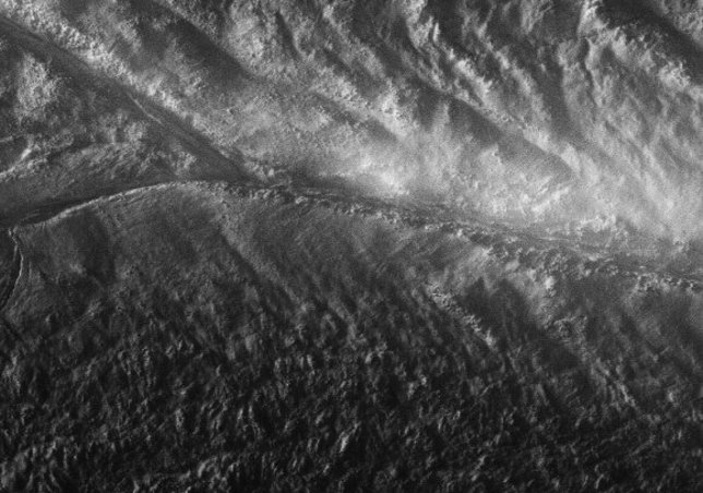 Fractura raya de tigre en el polo sur de Encelado