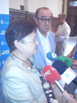 Pastor junto a Toni Mayor atienden a los medios tras la reunión de este miércole