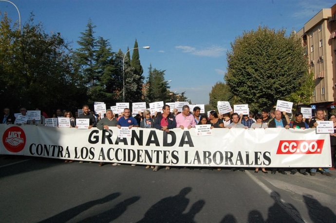 Concentración en repulsa a la muerte de un trabajador en Granada