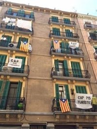 Veïns de la Barceloneta, escèptics amb la xifra de pisos turístics donada per l'Ajuntament