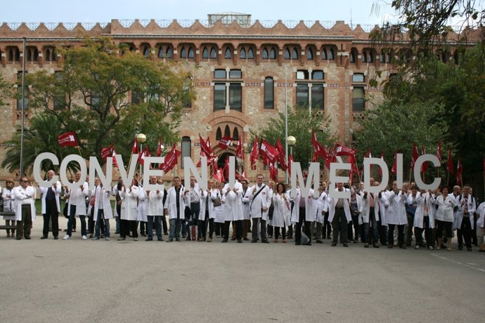 MC pide un convenio laboral para los médicos de la concertada