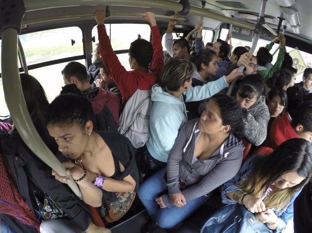 Pasajeros en un autobús de Transmilenio en Bogotá