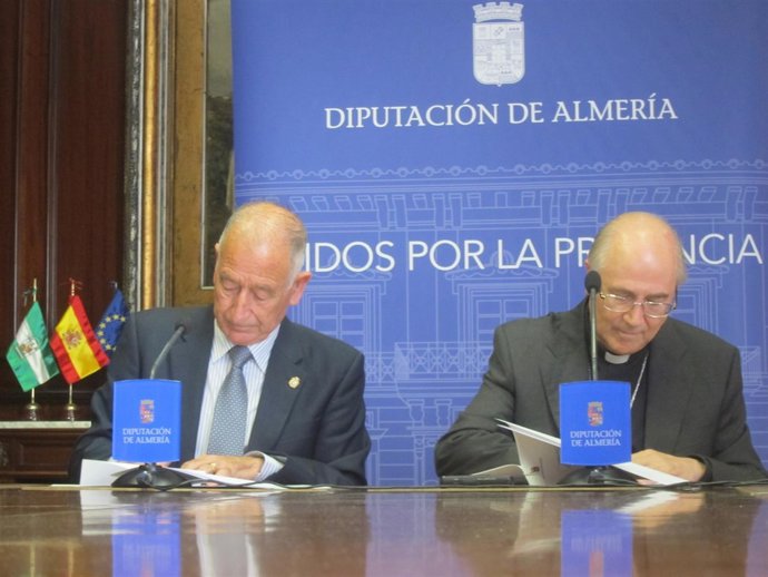 Amat y el obispo González Montes firman el convenio