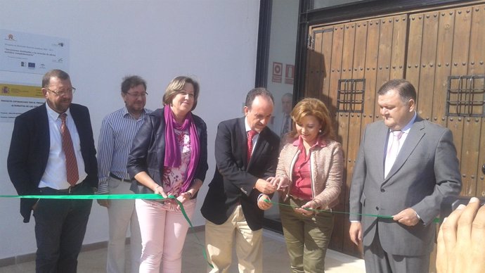 Rodríguez (centro) inaugura la nueva instalación turística