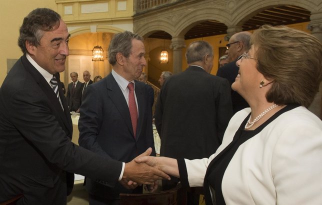 El presidente de CEOE, Juan Rosell saluda a Michelle Bachelet