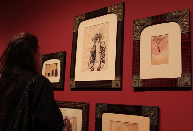 Una visitante ante acuarelas de Carol Rama, en el Macba