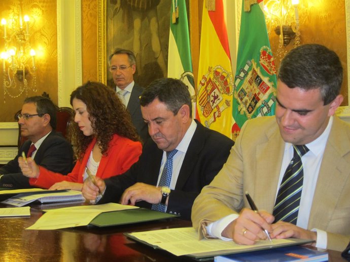Firma del convenio por el que Diputación financia la implantación eléctrica 