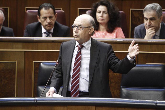 Cristóbal Montoro, ministro de Hacienda, en el hemiciclo