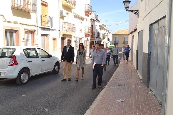 Lorite (izda.) recorre junto a Montes una de las calles mejoradas