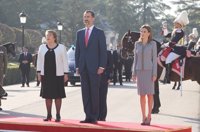 Los Reyes de España dan la bienvenida a la presidenta de Chile