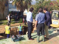 Isern destaca la necesidad de inversión en las infraestructuras de Emaya durante una visita a una reparación