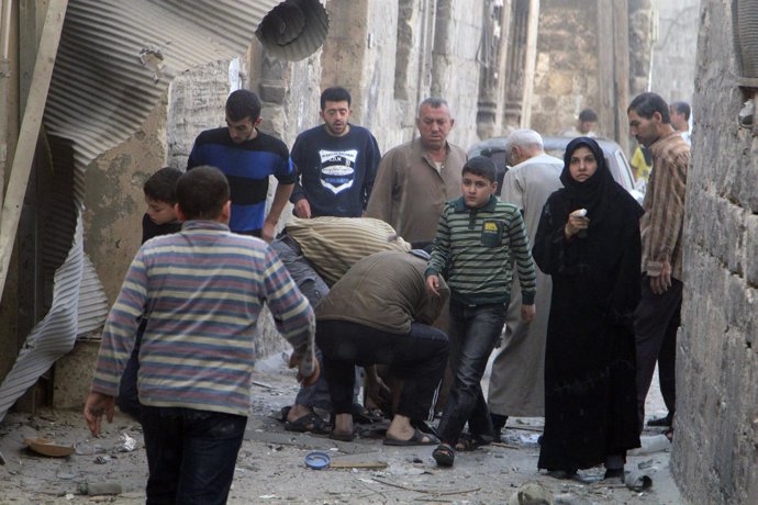 Refugiados sirios evalúan el daño causado por bombardeos de Al Assad