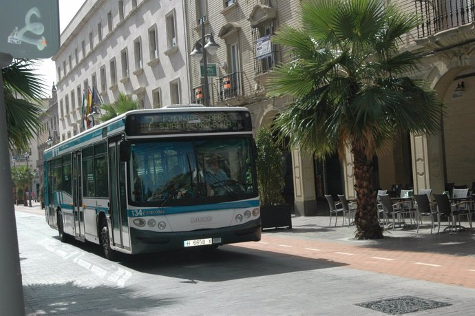 Autobús de Emtusa por la Gran Vía de Huelva. 