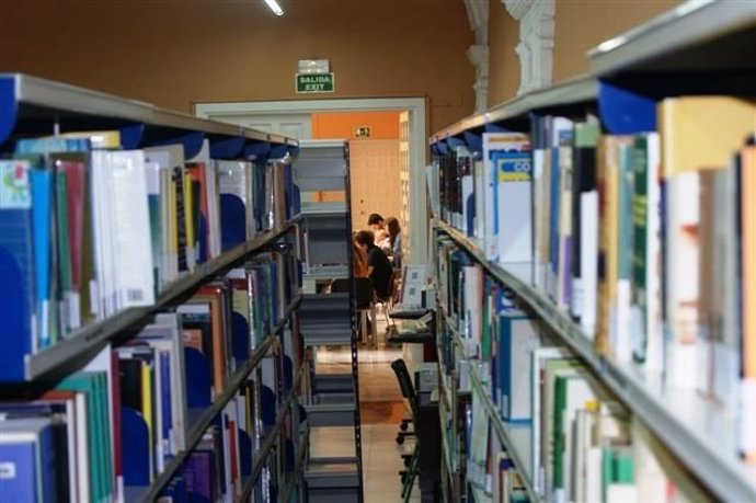 Estanterías de la biblioteca de la Universidad de Huelva. 