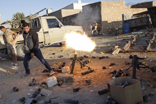 Un combatiente de Amacer de Libia dispara un mortero cerca de Trípoli
