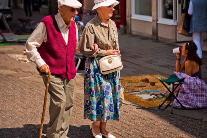 Personas mayores paseando