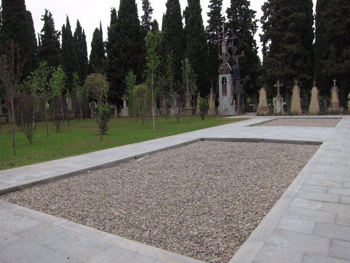 Uno de los espacios cinerarios del cementerio de Logroño