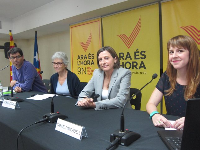 Muriel Casals y Carme Forcadell en una persentación de la campaña Ara és l'hora