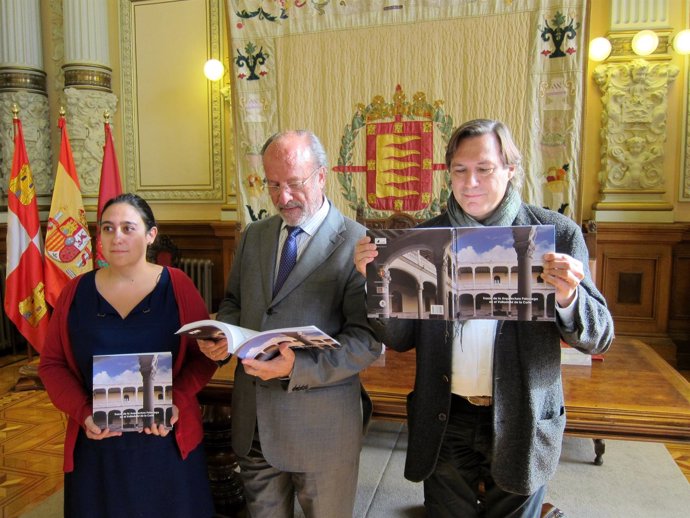 De la Riva en la presentación del libro sobre los palacios de Valladolid