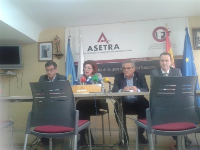 Maite Pagazaurtundúa, segunda por la izquierda