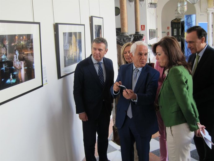 Pascual muestra a Ceballos la imagen, vía QR, que ofrece una de las fotografías