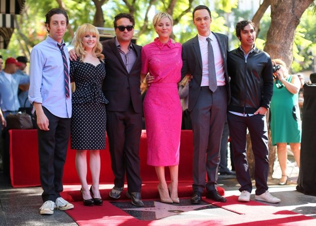 The Big Bang Theory arropa Kaley Cuoco estrella de la Fama Hollywood