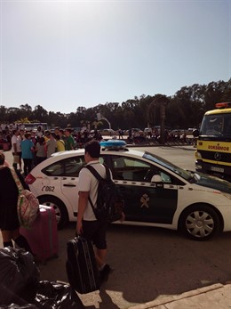 Algunos de los menores evacuados se concentran en la zona del incendio