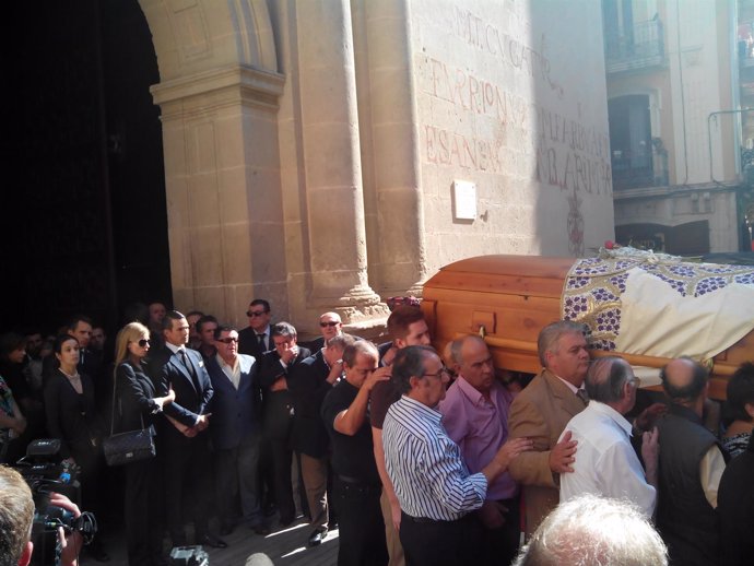 José Mari Manzanares (hijo) sale tras el féretro de su padre de la Concatedral