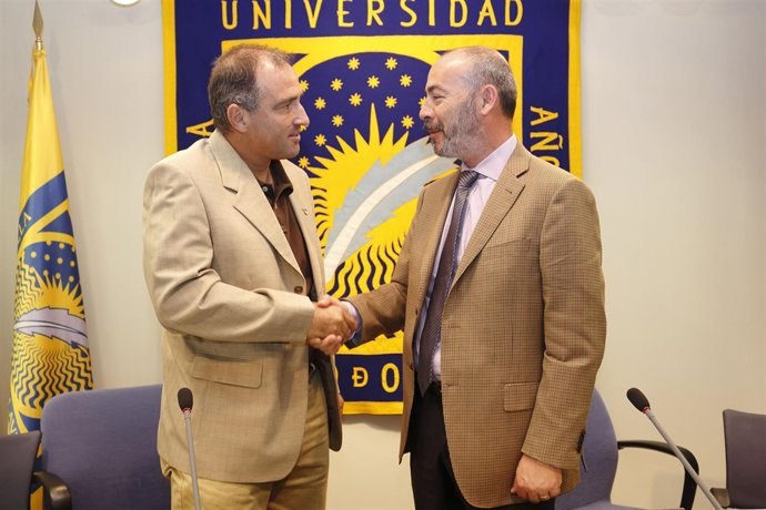 Firma del acuerdo entre la UPO y la UVM