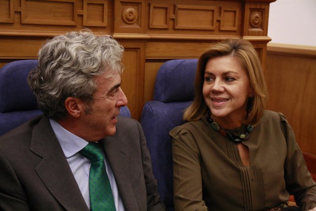 Esteban y Cospedal en el pleno de las Cortes