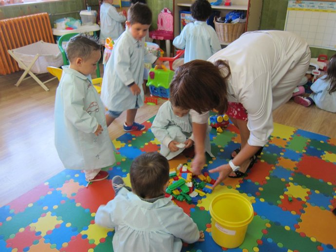 Niños, alumnos, curso, clase, juegos, aula, profesora