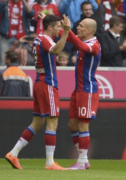 Lewandowski y Robben celebran la goleada del Bayern ante el Hannover